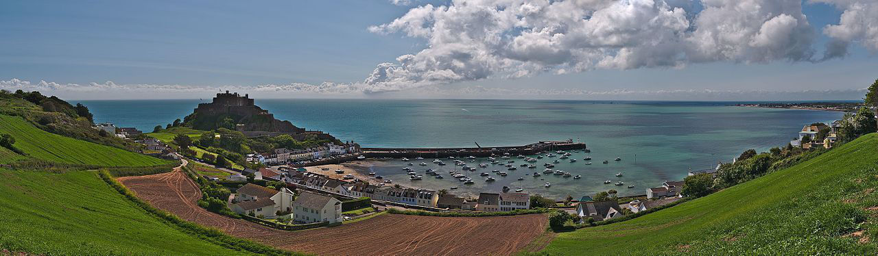 Mont Orgueil over Gorey Harbour : Credit Tom Brossman